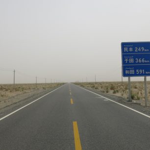 Silnice skrz poušť Taklamakan