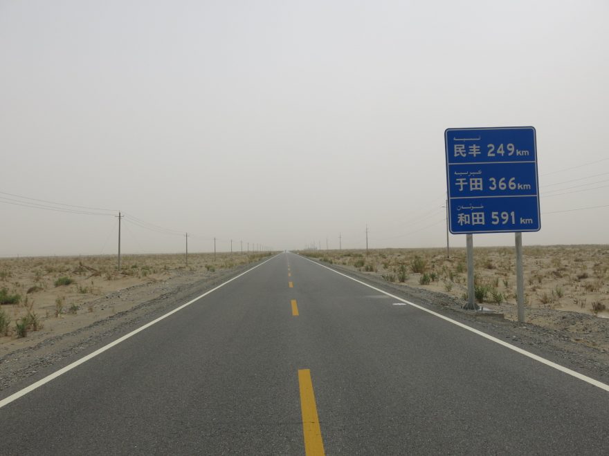 Silnice skrz poušť Taklamakan