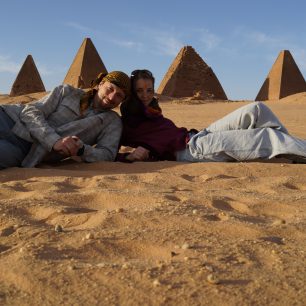 Míša Kofrová u pyramid v Súdánu