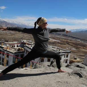 Katka Smolová v buddhistickém klášteře nedaleko Lehu, Ladakh, Indie