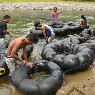 Sjíždění řeky Berkail na dušoraftech