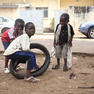 Jako hračka poslouží i pneumatika
