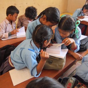 Školáci při výuce angličtiny objevují kouzlo nepálsko-anglického slovníku