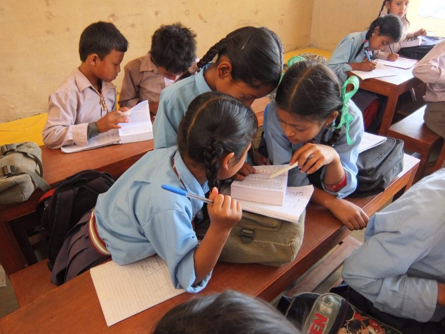 Školáci při výuce angličtiny objevují kouzlo nepálsko-anglického slovníku