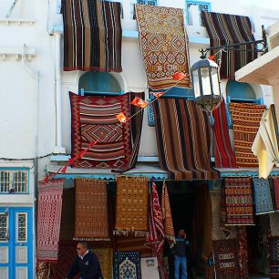 Prodej krásných koberců na trhu v Tunisku