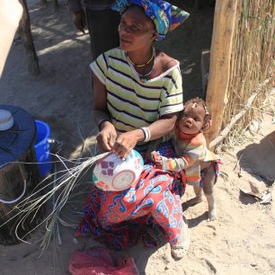 Chvilku čekání na zákazníky si řeznice krátí výrobou proutěných doplňků a potřeb