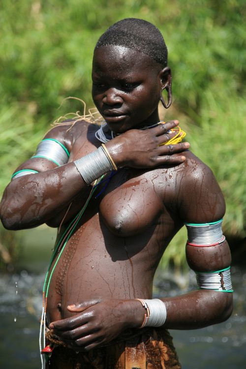 Surmská žena před rituálem skarifikace /Foto Pavol Barabáš, Ivan Bulík/