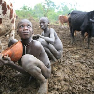 Lidé kmene Suri věří, že pití dobytčí krve dodává sílu a energie /Foto Pavol Barabáš, Ivan Bulík/