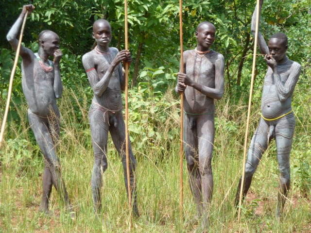 Bojovníci se připravují na rituál donga /Foto Pavol Barabáš, Ivan Bulík/
