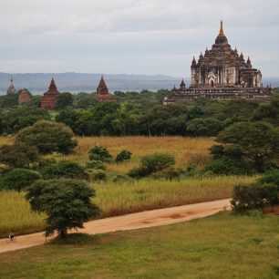 Tisíce baganských pagod můžete objevovat třeba na kole. Myanmar