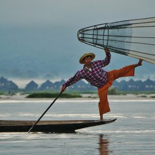 Jezero Inle proslulo neobvyklými způsoby rybolovu. Myanmar