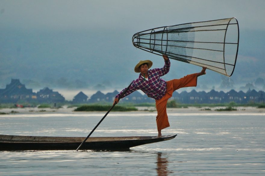 Jezero Inle proslulo neobvyklými způsoby rybolovu. Myanmar