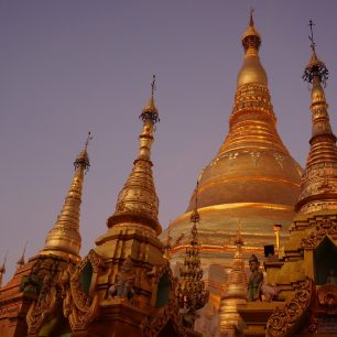 Nejposvátnější pagodu Shwedagon v Yangonu pokrývá údajně 60 tun pravého zlata. Myanmar