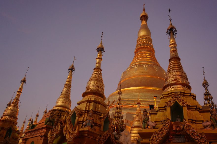 Nejposvátnější pagodu Shwedagon v Yangonu pokrývá údajně 60 tun pravého zlata. Myanmar