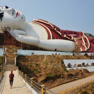 Jeden z největších ležících Buddhů na světě skrývá uvnitř šestipatrové muzeum. Myanmar