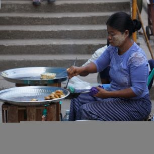 Pouliční jídlo za pár korun chutná skvěle. Myanmar