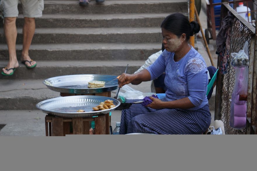 Pouliční jídlo za pár korun chutná skvěle. Myanmar