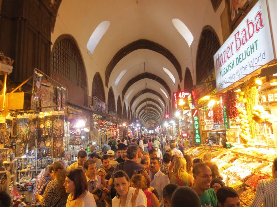 Přes den je v tržnicích neuvěřitelný mumraj, na noc se ale krámky zavírají /Foto Olcay Düzgün/