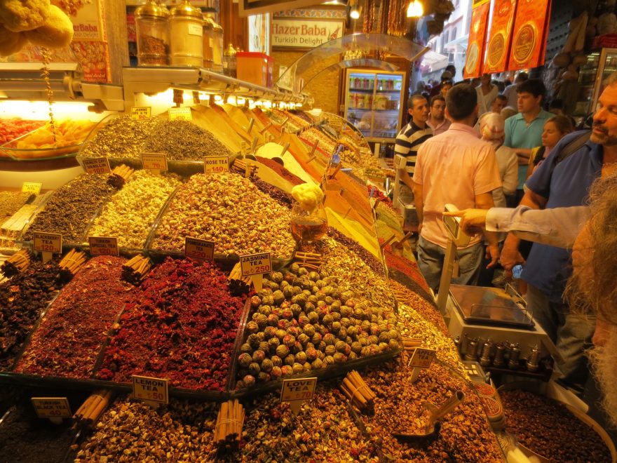Nikde jinde nenajdete tolik šafránu jako v části zvané Egyptský bazar neboli Bazar koření /Foto Olcay Düzgün/