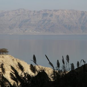Mrtvé moře a naproti je Jordánsko, Izrael