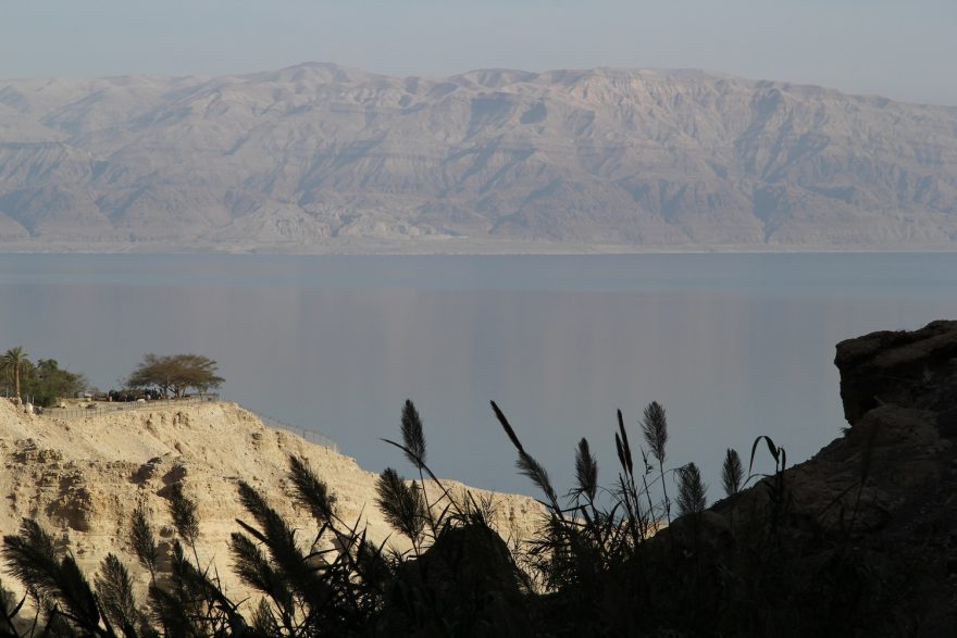 Mrtvé moře a naproti je Jordánsko, Izrael