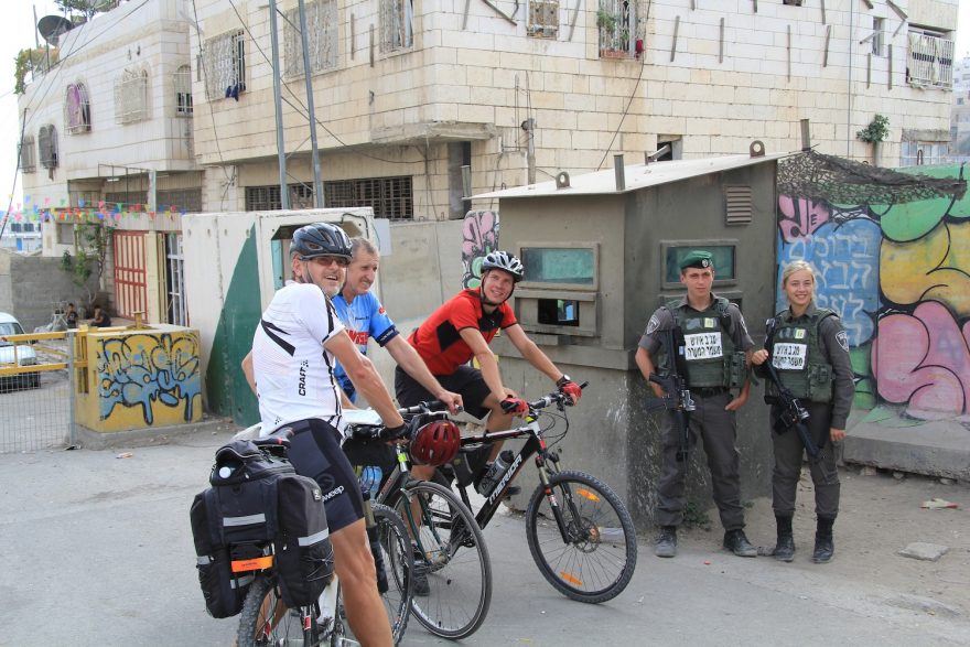 Přechod mezi palestinskou a židovskou čtvrtí v Hebronu, Izrael