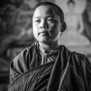 Tak tohoto mladého budhistického mnicha jsem fotil před 2 lety v indické Bodhgáji, místě kde Budha meditoval pod posvátným stromem a dosáhl osvícení, Indie