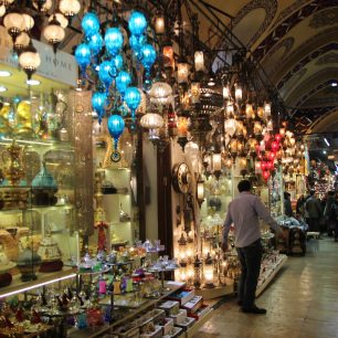 Rozličné zboží na Velkém Bazaru, Istanbul, Turecko