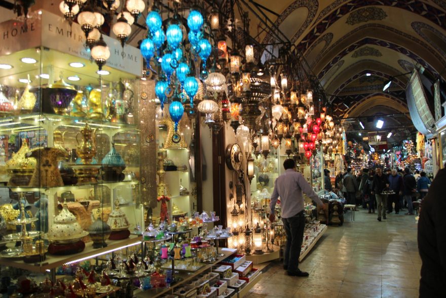 Rozličné zboží na Velkém Bazaru, Istanbul, Turecko