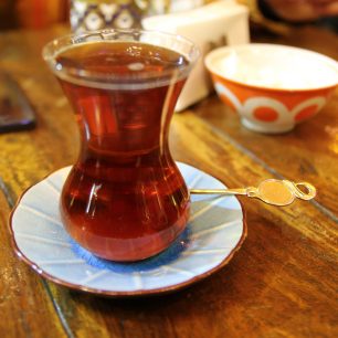 K atmosféře bazarů patří také sladký turecký čaj, Turecko, Istanbul