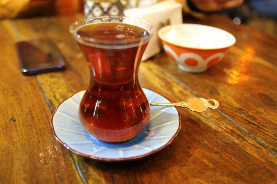 K atmosféře bazarů patří také sladký turecký čaj, Turecko, Istanbul