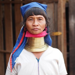 Místní ženy, které si pomocí kovových kruhů prodlužují krky