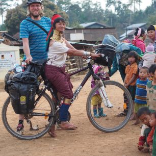 Lidé z národa Padaung a dlouhokrká žena s naším kolem