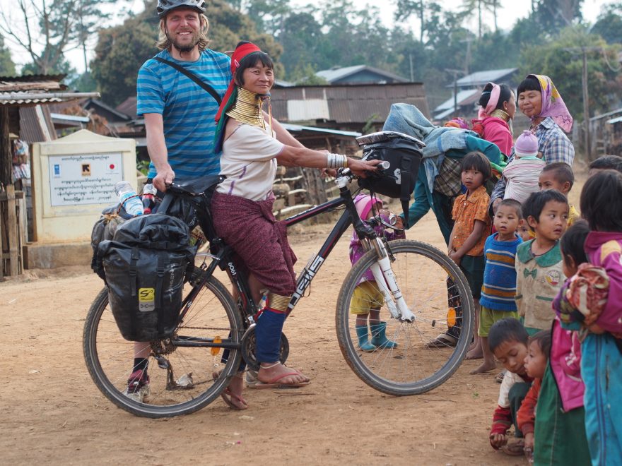 Lidé z národa Padaung a dlouhokrká žena s naším kolem