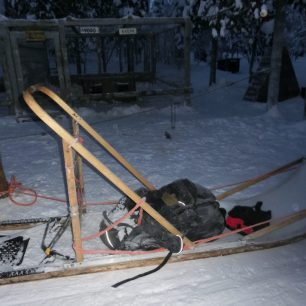 Saně mají vzadu protiskluzovou gumu, aby člověk udržel rovnováhu a nesklouzával, Laponsko, Finsko