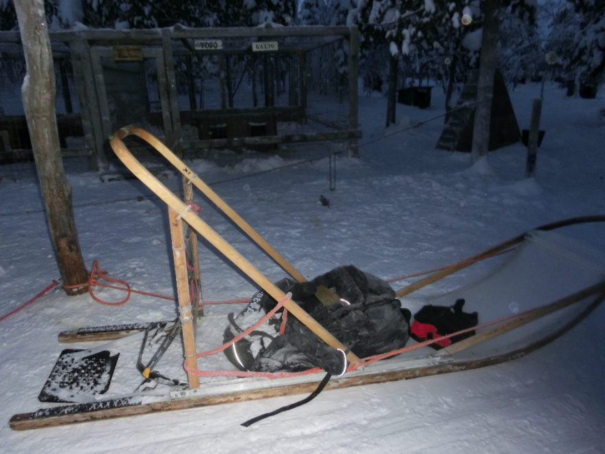 Saně mají vzadu protiskluzovou gumu, aby člověk udržel rovnováhu a nesklouzával, Laponsko, Finsko