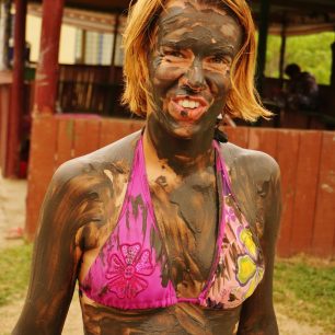 Bahenní koupel ve fidžijském stylu znamená natřít na sebe bahno, nechat zaschnout a pak smýt v horkém prameni