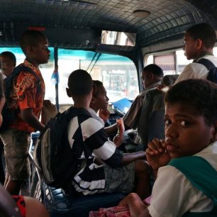 Na Fidži autobus vyjede, teprve až když je plný. Nikdo ale nespěchá, mají totiž svůj „Fiji time“