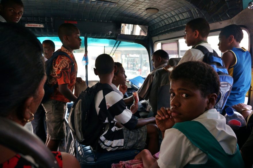 Na Fidži autobus vyjede, teprve až když je plný. Nikdo ale nespěchá, mají totiž svůj „Fiji time“