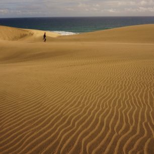Z písečné duny u Sigatoky na hlavním ostrově máme krásný výhled na oceán i do vnitrozemí Fidži