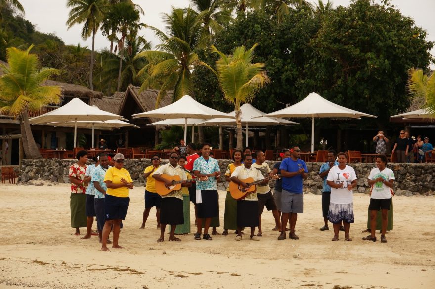 Fidžijci jsou proslulí svou pohostinností, zvykem bývá rituál na přivítanou a na rozloučenou