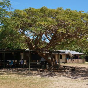 V malé vesnici na ostrově Mana, Fidži mají i školu