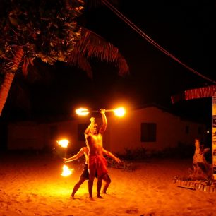 Když mají kluci na ostrově Mana, náladu, předvedou po večeři ohňové tance, Fidži