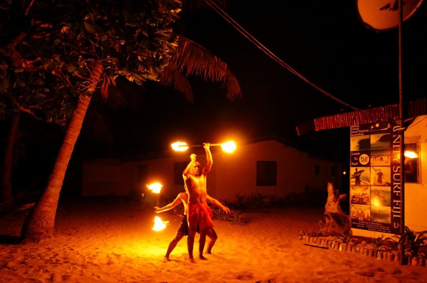 Když mají kluci na ostrově Mana, náladu, předvedou po večeři ohňové tance, Fidži