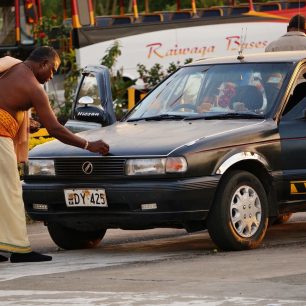 Třetina obyvatel Fidži jsou původem Indové. Hinduistické posvěcení automobilu vás ochrání před nehodou