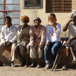 Autorka v pouliční čajovně s indickými gentlemany, Indie