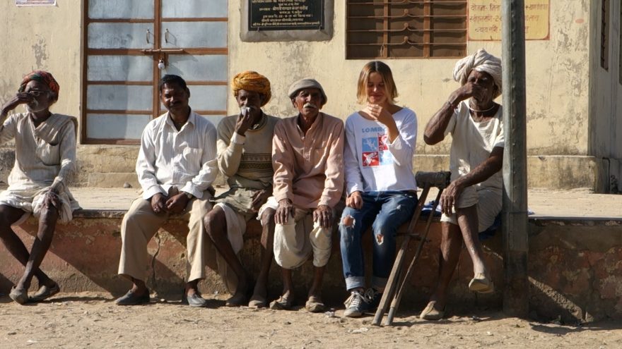 Autorka v pouliční čajovně s indickými gentlemany, Indie