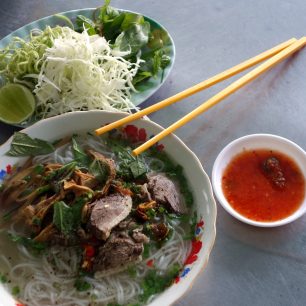 Málokdo by odolal kachní polévce Bun mang vit, Vietnam