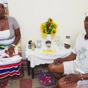 Kněz Babalawo s manželkou ve svém obydlí, které sdílí společně s některými Orishas (bohy Santeríe), Kuba