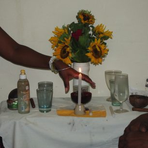 Skromný domácí oltář, např. sklenice vody slouží k napojení a pohoštění vyzývaných bohů, Kuba